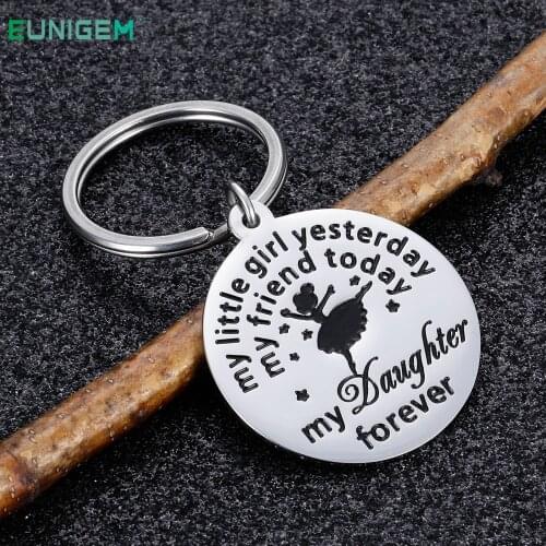 Daughter Birthday Gifts Keychain From Mom Dad To Adult Daughter Sweet 16 Gifts for Teens Girls Graduation Gifts Jewelry Keyring