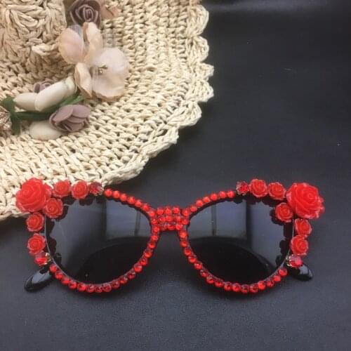 2017 new runway Baroque Crystal Women Girls Red Sunglasses Retro Flower Rose Sunglasses Summer Beach Glasses Gift