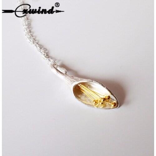 Cxwind New Charm Lily Statement Chunky Choker Necklace Pendant Cute Floral Necklace for Women Flower Collar Chain Necklaces