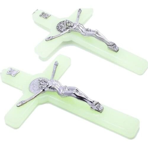 Christ Jesus Cross Luminous Glow in the Dark Pendant Crucifix Ornaments Charms J0PC