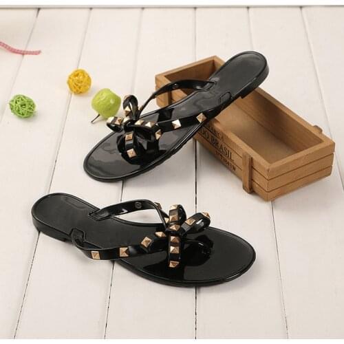 2019 fashion women sandals flat jelly shoes bow V flip flops stud beach shoes summer rivets slippers Thong sandals nude