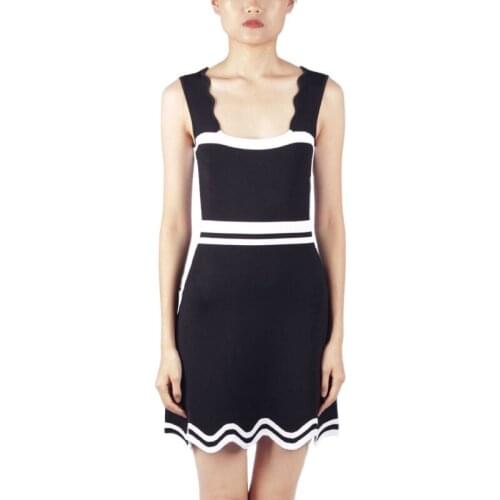 Customized online celebrity with the same waist wave skirt black British solid color commuter waist slimming womens clothing