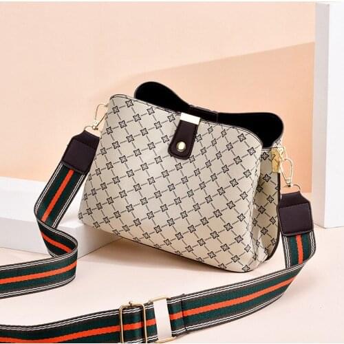 Wild diagonal small bag 2020 autumn and winter new womens bag printing hand bag shoulder shell bag character retro women bag