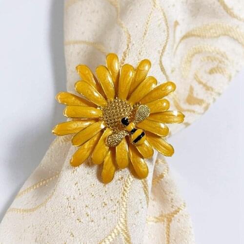6 Pcs Daisy Flower Napkin Rings Set Bee Flower Napkin Holders Serviette Buckles for Holiday Wedding Table Decorations