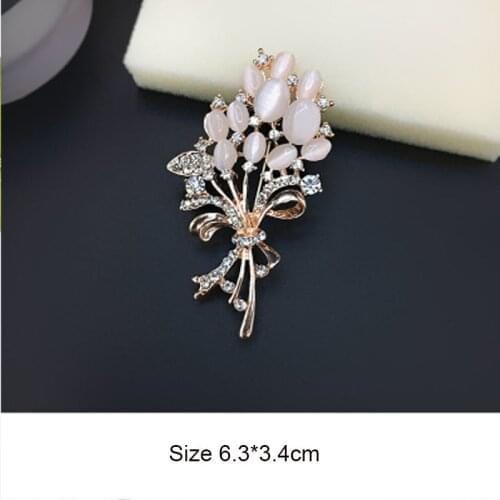 Fashion Crystal Brooch Elegant Flower Brooches Lapel Pin Rhinestone Brooches Corsage Wedding Jewelry Women Personality Pearl