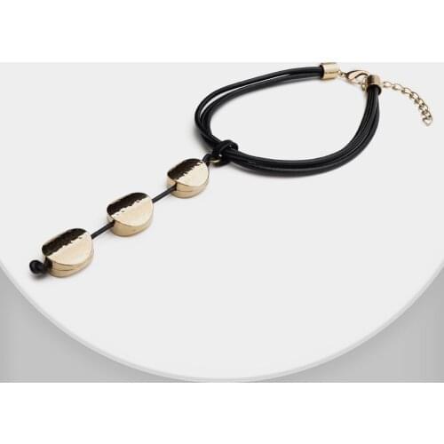 Amorita boutique Round design pendant metallic style necklace