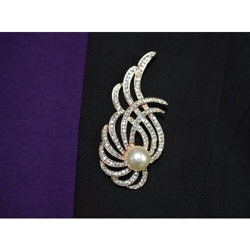New Korean edition jewelry wholesale fashion luxury crystal pearl flower scarf Brooch for women
