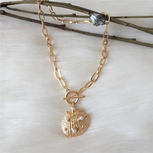 2020 New Trend Gold Color Plating Pearl Decorated Metallic Shell Pendant Choker Necklace For Women Girl Bohemia Casual Accessory