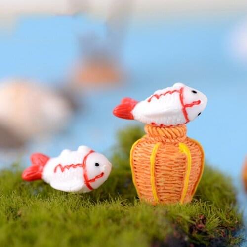 ZOCDOU 2 Pieces Lovely Cartoon Mini River Fish Creel Model Small Statue Figurine Crafts Figure Goldfish Ornament Miniatures Deco