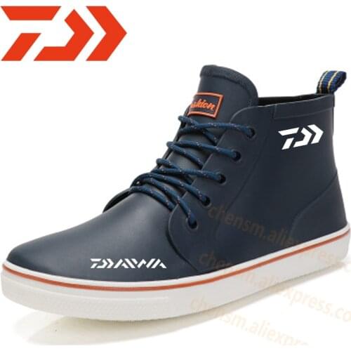 New for 2020 Daiwa Fishing Boots Mens Street Shoes Non-slip Shoes for Fishing Fashion Outdoor Breathable Shoes for Fishing