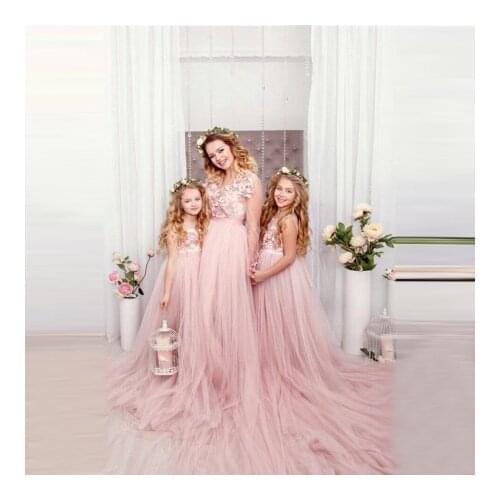 Elegant Tulle Lace Mother And Daughter Dresses V Neck 3D Lace Appliques Mom And Me Dressing Gown For Photo Shoot