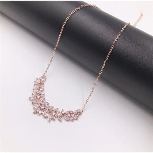 Rose Gold Color Flowers Pendant Necklace Female Shiny Zircon Clavicle Chain Fashion New Design Jewelry Party Gift
