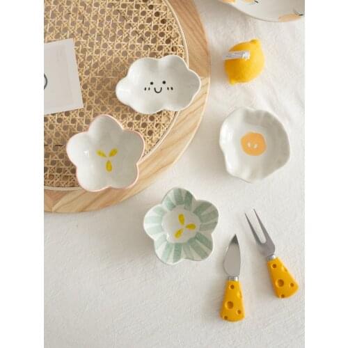 Hand-squeezed Kawaii-shaped Hand-painted Flower-flavored Dish Small Dish Japanese Ceramic Cute Soy Sauce Seasoned Vinegar Dish