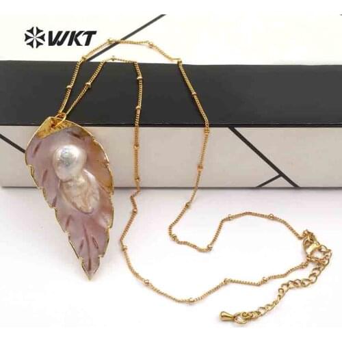 WT-JN054 Wholesale Natural Sea Shell In Leaf Shape With Random Size Pearls Pendant Dainty Crave With Gold Bezel For Necklace