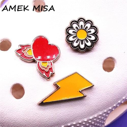 Fashion Metal Style Shoe Charms Accessories Red Heart Lightning Daisy Shoe Buckle Decorations fit Kids X-mas Party Gifts U266