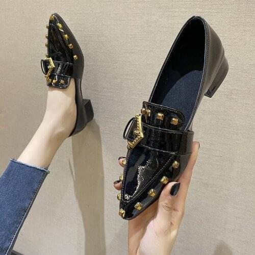 Thick Heel Pointed Toe Shoes Womens Spring 2021 New Korean Version Flat-bottomed Rivet Loafers Womens Man-made Leather Shoes