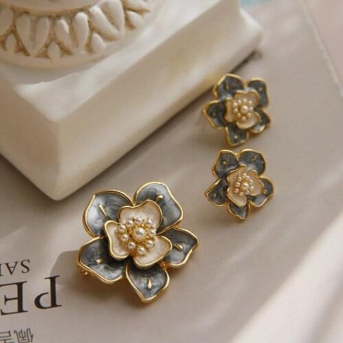 2021 New Retro Smoky Grey Elegant Enamel Pearl Flower Brooch Womens Accessories