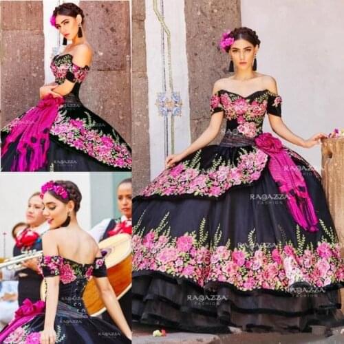 Black Ball Gown Quinceanera Dresses Off The Shoulder Neck Beaded Tiered Sweet 16 Dress Organza Flower Appliqued Masquerade Gown