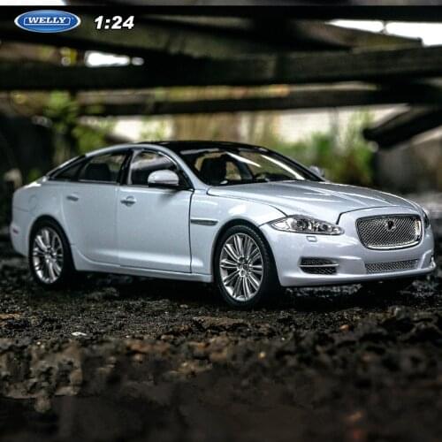 Welly 1:24 2010 Jaguar XJ white alloy car model simulation car decoration collection gift toy Die casting model boy toy