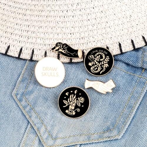 Vintage Punk Brooches Pins Love Kills Draw Skulls Hand With Rose Snake Badge Black Round Enamel Buckle Denim Shirt Lapel Jewelry