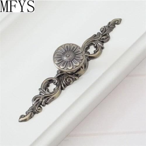 Dresser Drawer Knobs Pulls Handles Flower / Kitchen Cabinet Knobs Hardware / Antique Brass Vintage Furniture Knob Back Plate