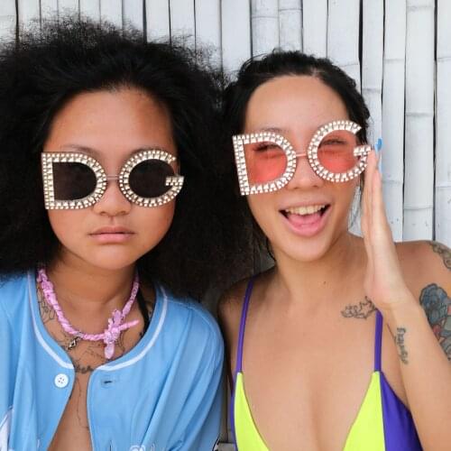 Hot Gals New Trend Imitation Diamond Frame Sunglasses Women Letter Cross Border Eyewear Accessories Apparel gafas de sol