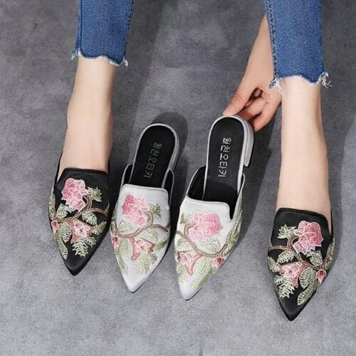 Slippers ladies summer pointed toe embroidery flat pointed toe Muller sandals plus size pedal preguiçoso sandálias