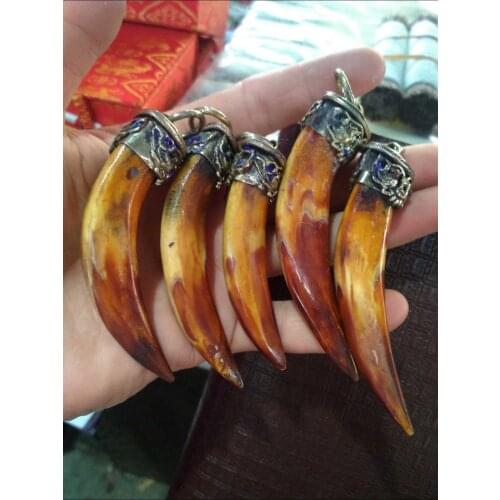 León un paquete de esmalte de dientes de jabalí casa antigua de la ciudad para evitar la mala suerte