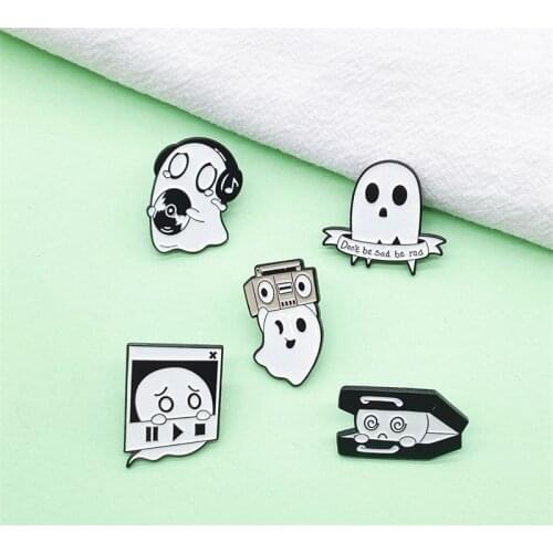 Retro Punk Music Cd Stereo Radio Shape Ghost Brooch Fashion Exaggerated Black And White Unhappy Ghost Enamel Badge Pin Jewelry