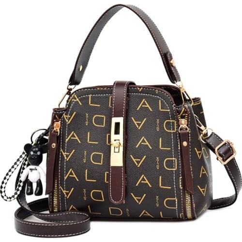 Womens Hot Sale Designer Bags 2020 Spring and Summer New Retro Style Messenger Bag Fashion Personality Style Shoulder Bag