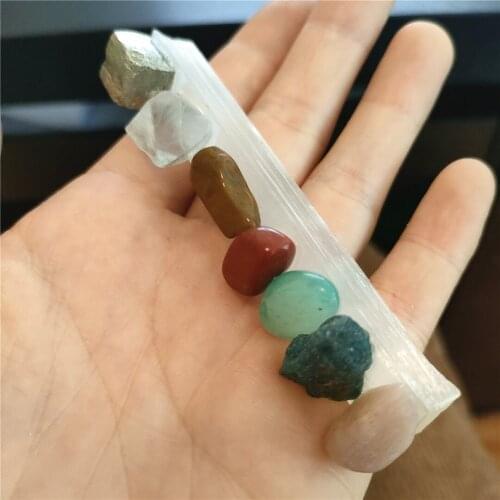 Natural Set 7 Chakra Stones Symbols 7 Kinds Crystal Gravels Chips Set with selenite Gemstones Decor Reiki Healing Gifts