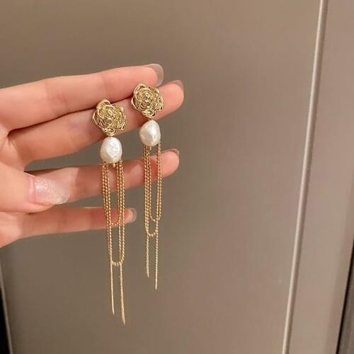 2021 New Arrival Metal Rose Flower Long Tassel Dangle Earrings for Women Elegant Irregular Natural Pearl Drop Earrings Jewelry