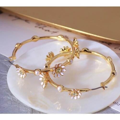 European and American jewelry exquisite small daisy flowers set pearl fashion elegant earrings to send girlfriend