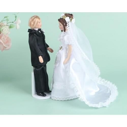 1:12 Dollhouse Miniature Porcelain Doll Model Bridegroom Bride Wear A Long White Wedding Dress