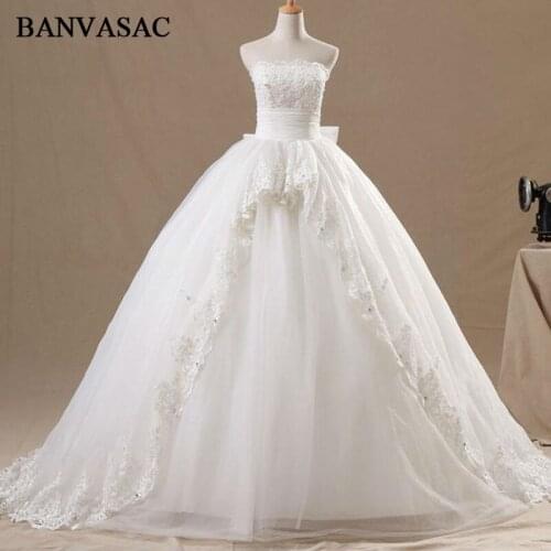 BANVASAC 2017 New Elegant Embroidery Bowknot Strapless Wedding Dresses Sleeveless Satin Crystals Court Train Bridal Ball Gowns