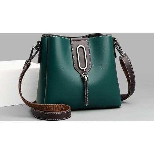 2021 New Oil Chain Bucket Bag Foreign Air Iron Chain Tassel Single Shoulder Bag Texture Womens Bag