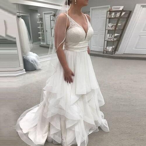 Sexy V-neck Wedding Dresses Sleeveless Elegant Lace Top Tiered Tulle Skirt Long Backless Bridal Gowns Robe De Mariee Sweep Train