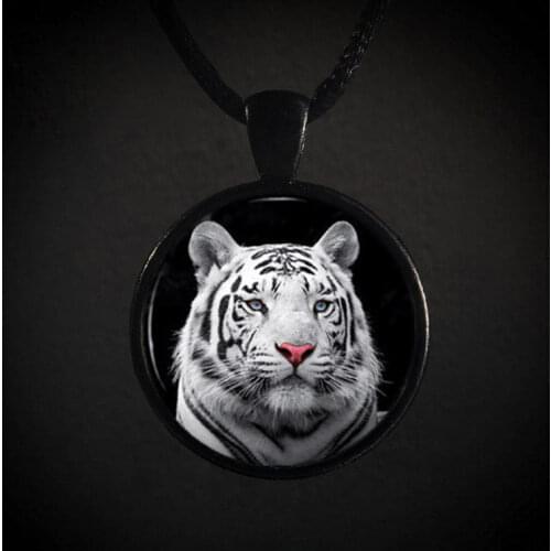 2019 New Accessories White Tiger Time Glass Round Necklace Vintage Alloy Pendant Sweater Chain Jewelry Wholesale