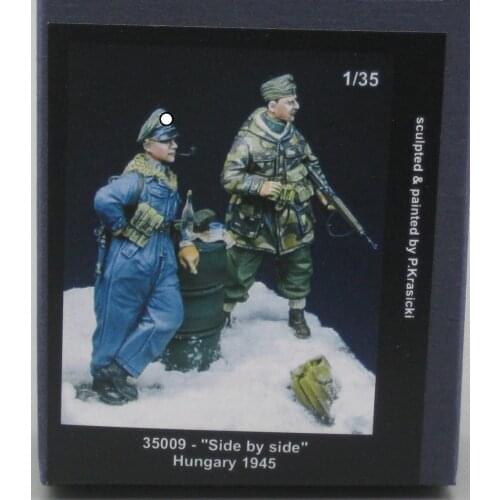 German resin soldiers in World War II Two armored soldiers in the leisure of the German army 1:35