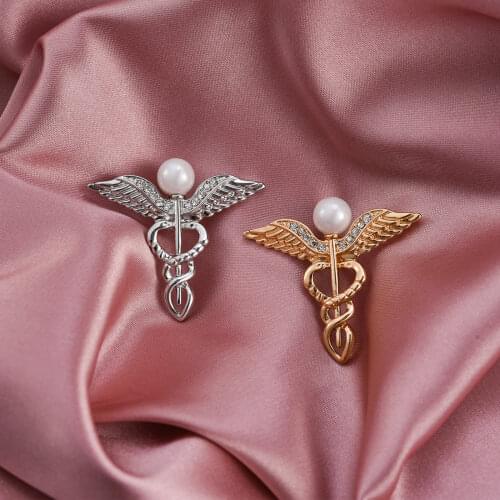 Asclepius Medical Brooch Exquisite Pearl Crystal Lapel Pins Angle Wings Double Snake Scepter Nurse Doctor Jewelry Pin Women Gift
