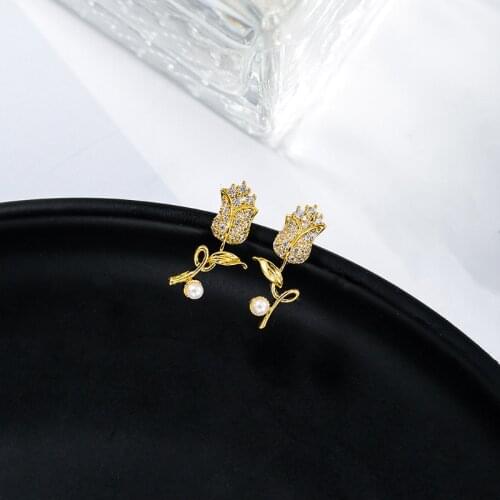 2020 New joker contracted small pearl metal flowers Women earrings fashion senior temperament fine crystal shiny Drop Earrings