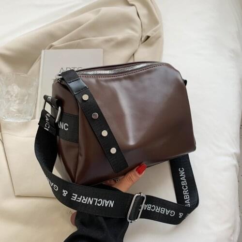 Retro Rivet Handbag 2021 New High Quality Fashion Lady Luxury Letter Wideband Shoulder Bag Fashion Contrast Color Messenger Bag