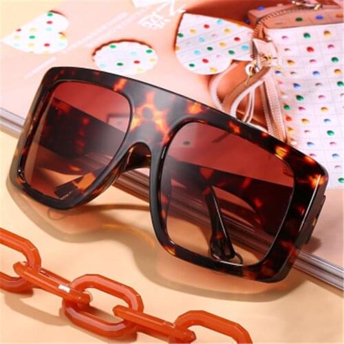 Newest Plastic Trendy Oversized Lentes De Sol Women Men Shades Sun Glasses Sunglasses With Chain