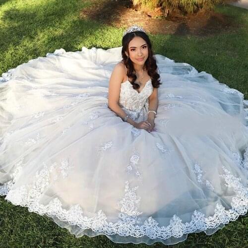 White V-Neck Spaghetti Strap Ball Gown Quinceanera Dresses Sleeveless Open Back Appliques Lace Sweet 15 Prom Party Dress