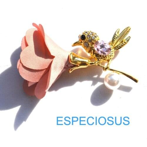 Cute Jewelry Cloth Flower Brooch Elegant Pin Gold Color Rhinestone Giraffe Bird Crystal Breast Pin Pink Color Ladys Garments
