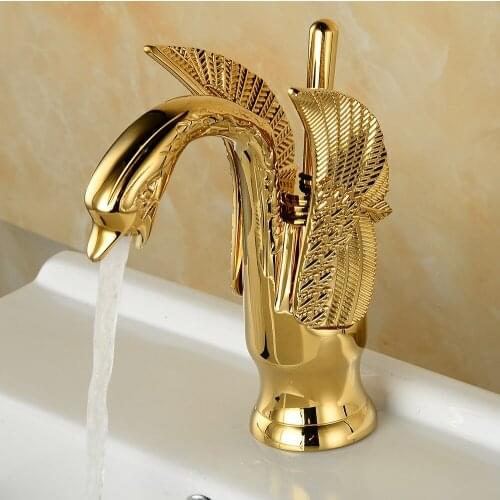 GOld-fashioned brass bathroom washbasin faucet, swan-style washbasin washbasin faucet, hot and cold mixer installed on the count