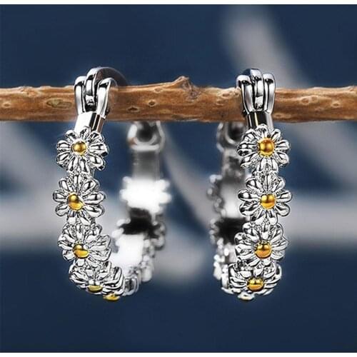 Minimalist Daisy Circle Hoop Earrings For Women Trendy Simple Geometric Round Loop Earrings Huggie Piercing Hoop Stud Ear Buckle