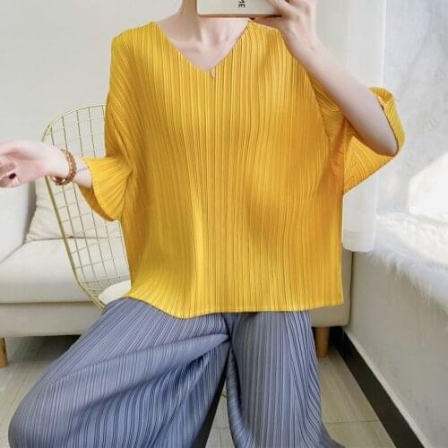 Folding jacket tide 2021 spring summer new loose seven-point short sleeve V-neck plus size solid color Joker female T-shirt