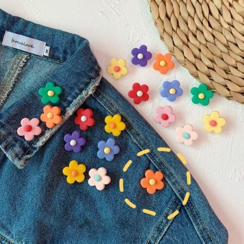 2021 New Korea Fashion Lovely Flower Brooch Handbag Decorations Web Celebrity Acrylic Brooch Cartoon Brooch Anime Pins Wholesale