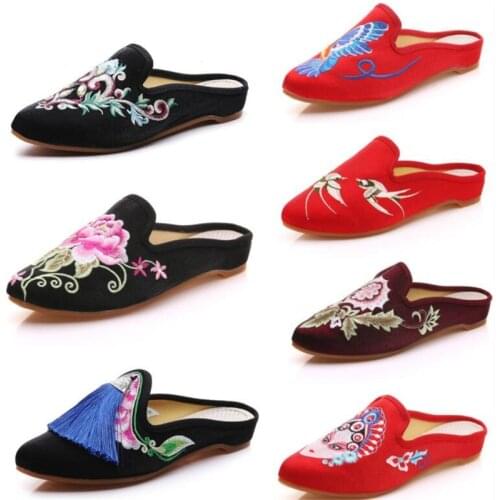 Wholesale Ladies Walking Shoes Fashion Chinese Embroidered Womens Mules Shoes Pointed Lazy Slippers Female Designer Slides Hot